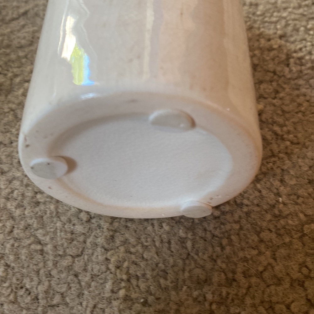 Elegant White Ceramic Vases - Picture 4 of 7